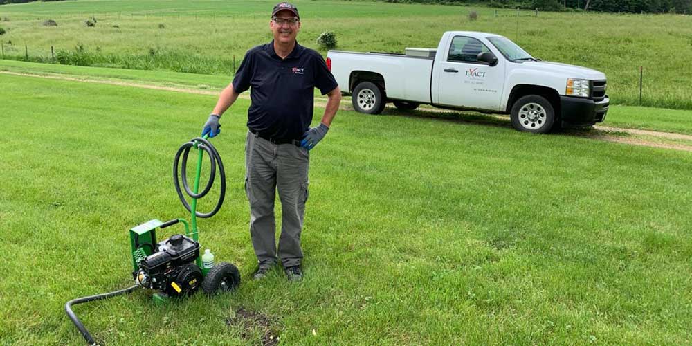 Bill outside with pest control.